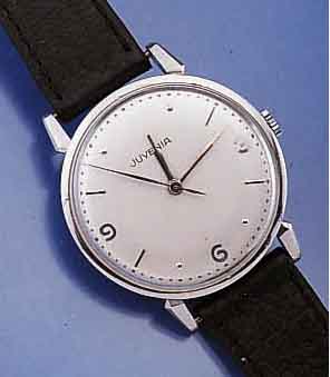 JUVENIA HERRENARMBANDUHR, SCHWEIZ UM 1952, EDELST., BOD. AUFGEDR., BL. PERF. REST., RUND- ANKERWERK M. BASISKAL. 1080 IN GEHOB. QUAL., 17 ST., ...