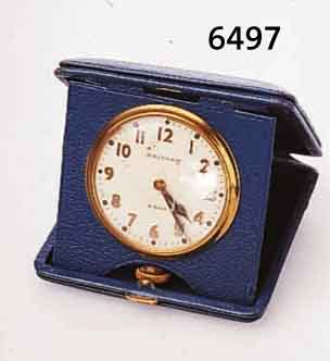 WALTHAM ETUI-/REISEUHR, MIT 8-TAGE WERK USA UM 1936, ETUI LEDERBEZ., MAßE ÜBER DIE FLÄCHEN CA. 10,5 X 11 CM, VERSILB. BL. FLECKIG , LEUCHTFARBE ...