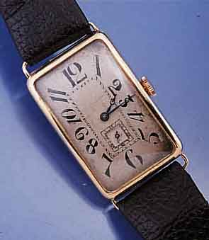EBERHARD & CO FRÜHE HERRENARMBANDUHR, SCHWEIZ UM 1924, 585/000 GG GEH., RECT.-FORM., AROND., BODENSCHARN., IN SICH LT. GEWÖLBT., M. CA. 38 X 26 ...