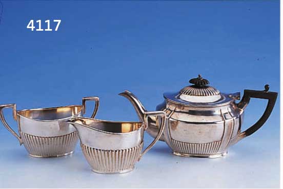 TEEKANNE, SAHNEGIEßER UND ZUCKERSCHALE, 1910, SAHNEGIEßER UND ZUCKERSCHALE WILHELM BINDER SCHWÄBISCH GMÜND, RILLENDEKOR, VERTREIBER KLEIN & ...