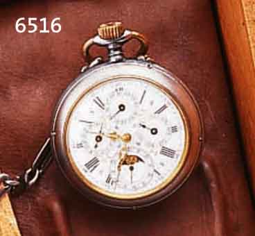 OFFENE HERRENTASCHENUHR MIT VOLLKALENDERANZEI- GE INCLUSIVE MONDPHASE, SCHWEIZ, WOHL FÜR DEN DTSCH. MARKT UM 1915, EISEN BRÜNIERT, PERF. EMAILBL. ...