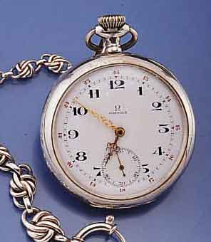OMEGA HERRENTASCHENUHR, SCHWEIZ FÜR DEN DTSCH. MARKT UM 1920, 800ER SILBER, EMAILBL. FEIN HAARR. M. STARKER LUPE ERKENNB. BEI 12, AUßEN ROT ...