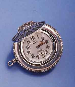 MIDO TASCHEN/ANHÄNGEUHR IN FORM EINES AUTO- REIFENS, SCHWEIZ FÜR DEN DTSCH. MARKT UM 1938, 935ER SILBER, AUFKLAPPBAR, AUF ZIFFER- BL. BEZ. ...