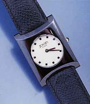 JOOP DESINGERHERRENARMBANDUHR, SCHWEIZ UM 1998, SCHW. VERCHR. EDELST.-GEH. POL., BOMB. SAPHIRGL., SCHMUCKKRONE, HIGH-TECH-QUARZTWERK, VOR SCHÄTZ. ...