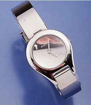 GUCCI DESIGNERDAMENARMBANDUHR, SCHWEIZ UM 1999, EDELST. POL. INCL. SPANGENBAND, BOMB. SAPHIRGL., BOD. AUFGEDR., HIGH-TECH-QUARTZW., BEI SCHÄTZ. ...