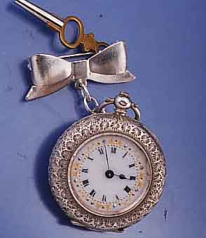 DAMENTASCHEN/ANHÄNGEUHR, 935ER SILBER, SCHWEIZ UM 1885, RUNDUMGRAV., AUFWEND. EMAIL- BL. M. GOLD- U. SILBERPIQUETARB., GEBL. STAHLZEIGER, ...