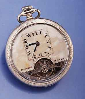 OFFENE HERRENTASCHENUHR MIT 8-TAGE-WERK, SCHWEIZ UM 1916, ARGENTANGEH., RUNDUM SCHMUCK- GRAV., RÜCKS. JUNGENDSTILDARST. BLÜTE, PERLMUTTZIFFERBL. ...