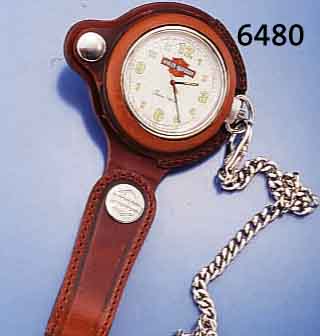 HARLEY-DAVIDSON KULT-ANHÄNGEUHR, UNGETR., IN LEDERHÜLLE, AM GÜRTEL ZU TRAGEN, SCHWEIZ UM 1990, QUARTZW., ZIFFERBL. SOWIE MONTUREN IN ENTSPR. ...