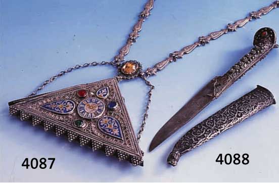 AMULETT, AFGHANISTAN UM 1900, SILBER, BLAU-GELB EMAILLIERT (BERIEBEN), BUNTE GLASSTEINE, ABHÄNGUNG DREIECKIG, BEIDSCHENKELIG AUFKLAPPBAR, ...