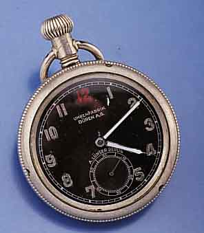 BÜHREN AG UHRENFABRIK MILITÄRTASCHENUHR, NICKEL, SCHWEIZ UM 1940, BOD. U. GLASRAND GESCHR., SCHW. KONTR.-ZIFFERBL., F. D. DT. ARMEE, IN ...