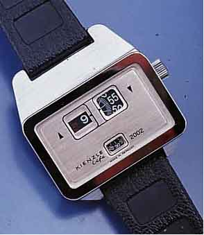 KONVOLUT: 2 KIENZLE HERRENARMBANDUHREN, SERIE LIFE 2002, STILTYP. UM 1970, MASS. METALLGEH. VERCHR., EDELSTAHLBÖD. AUFGEDR., DIGIT. ANZ., STD. ...