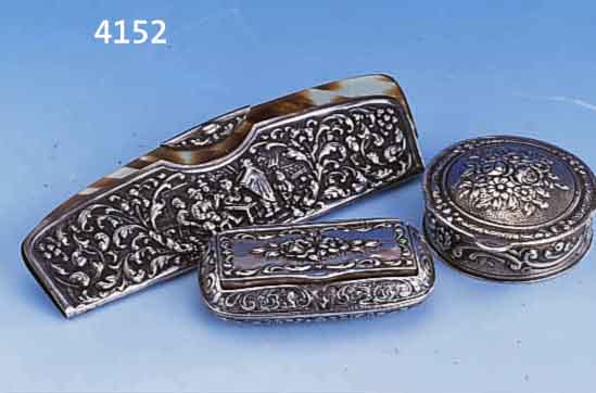 2 PILLENDOSEN UND KAMM MIT HÜLLE, SILBER, CA. 30ER JAHRE, 1X RUND, D. CA. 5 CM, FLORALES RELIEF, SCHARNIERDECKEL GEWÖLBT, 1X RECHTECKIG MIT ...