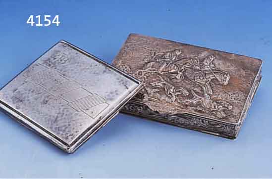 KONVOLUT 2 ZIGARETTENETUIS, SILBER, 1X SCHLEISNER HANAU CA. 30ER JAHRE, 900ER SILBER, DECKEL RELIEF. MIT REITER/JAGDSZENE, RÄNDER MIT ...