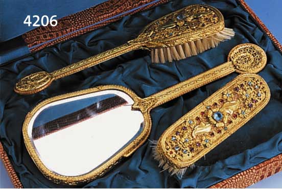 TOILETTENSET, GABLONZ UM 1920-40, METALL GESTANZT, GEPRÄGT UND VERG. IM FILI- GRANSTIL, BUNTE GEFAßTE STRAßSTEINE, BEST. AUS: SPIEGEL (1 ...