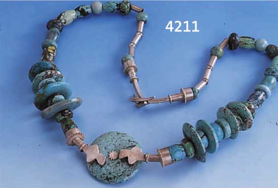 AUSGEFALLENES DESIGNERCOLLIER VON HANS KREIS, BRAUNSCHWEIG, SILBER UND MATRIX-TÜRKIS- SCHEIBEN, -OLIVEN UND -KUGELN,EINZELANFERT., L CA. 90 CM, ...