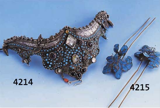 2 HAARSTECKKÄMME, CHINA UM 1870/80, METALL/SILBERSUD, MIT EISVOGELFEDERN AUS- GEFAßT, VOLLPLAST. GRILLEN, REICHE GKLÜCKS. SYMBOLIK, ...