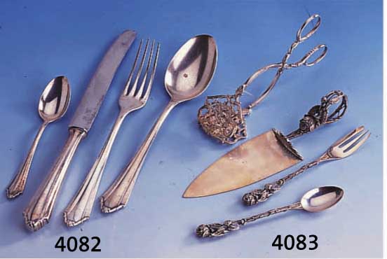 KUCHENBESTECK IN DER ART DER HILDESHEIMER ROSE, 800ER SILBER, BEST. AUS: 12 KUCHEN- GABELN, 12 KAFFEELÖFFEL, 2 TORTENHEBER, GEBÄCKZANGE, ZUS. ...
