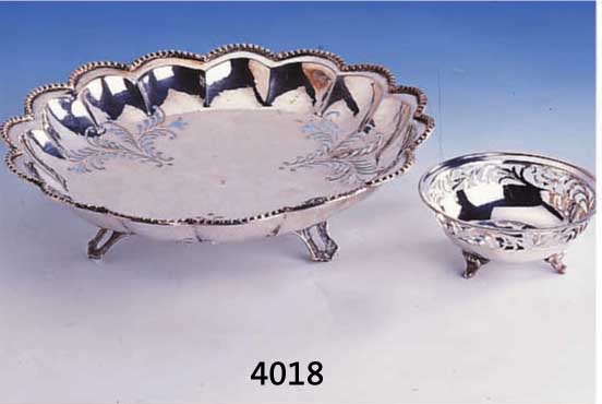 KONVOLUT 2 ANBIETSCHALEN, 800ER SILBER, 40ER JAHRE, DEUTSCH, DURCHBRUCHARBEIT, 1 X PERLLEISTENVERZIERUNG, JEW. AUF 3 FÜßEN STEHEND, H CA. 4.5 ...