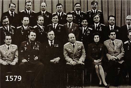 FOTO MIT UNTERSCHRIFTEN RUSS. KOSMONAUTEN, UM 1975, MIT AUTOGRAFEN VON: VALENTINA TERESCHKOWA, BEREGOWOJ, SCHALATOF, NIKOLAEW, TIMOFEJEW, LEICHT ...