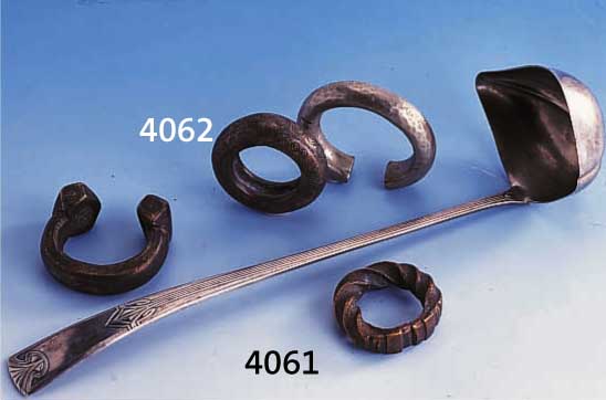 KONVOLUT PRIMITIVGELD, NIGERIA UM 1900, BRONZE UND SILBERSUD, TYP. VERZIERUNGEN, SCHÖNE GRAVUREN, ÄHNLICH IN DER LIT. ABGEBIL- DERT, SCHÄDLER ...