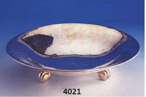ANBIETSCHALE, DEUTSCH UM 1925/30, 800ER SILBER, MEISTERMARKE S IM KREIS, 3 STIL. KUGELFÜßE, H CA. 7.5 CM, DURCHM. CA. 29 CM, TREIBARBEIT, TOTAL ...