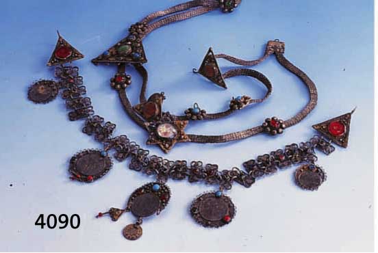 KONVOLUT IN SILBER UM 1840/60, BALKAN, 1 X KOPFSCHMUCK, FILIGRANARBEIT MIT MÜNZ- ABHÄNGUNGEN, GLASSTEINBESATZ, MIN. BESCH., L. CA. 40 CM, 1 X ...