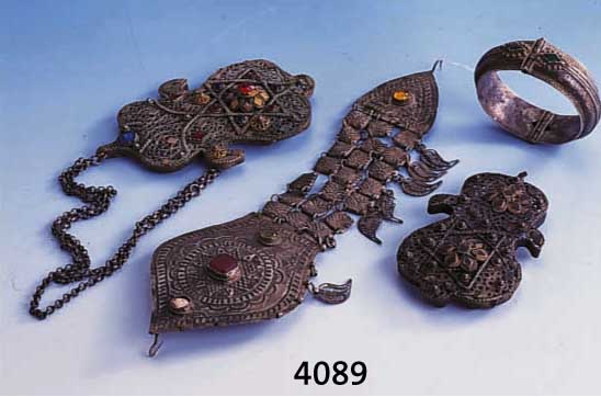 KONVOLUT 4 TEILIG, SILBER GEPR., UM 1840/90, OSMANISCH, 2 X ANHÄNGER BZW. GÜRTEL- SCHLIEßEN, 1 X HAUBENVERZIERUNG, 1 ARMREIF, Z.T. BT. ...