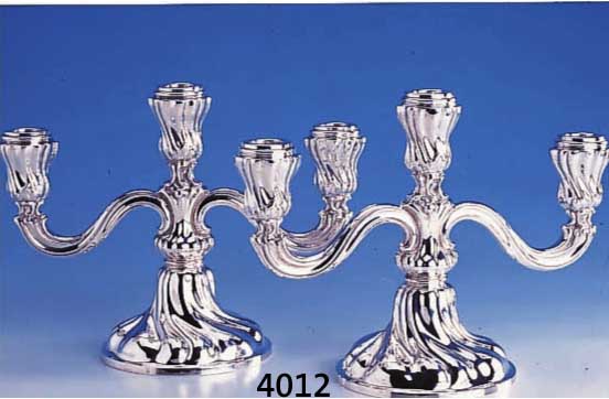 3-ARMIGES KERZENLEUCHTERPAAR, GEBR. KÜHN, SCHWÄBISCH GMÜND, 925ER SILBER, BAROCKSTIL, BODENPLATTE METALL VERSILBERT, ZUR ARMIERUNG, TOTAL CA. ...