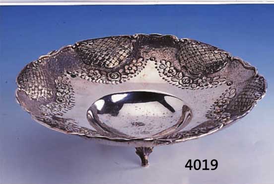 ANBIETSCHALE, DEUTSCH UM 1900, 925ER SILBER, GRAVIERT, PUNZIERT, FLORAL U. MIT KORBMUSTER, AUF 3 VERZIERTEN FÜßEN, H CA. 6 CM, D. CA. 21.5 CM, ...