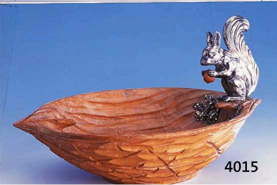 ANBIETSCHALE: WALNUß MIT EICHHÖRNCHEN, SCHALE AUS LINDENHOLZ GESCHNITZT, EICHHÖRN- CHEN UND EICHBLÄTTER AUS SILBER, VOLLPLASTISCH UM 1910, 16 ...