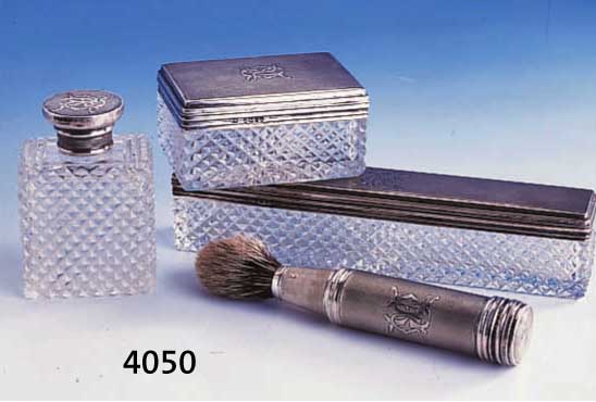 HERREN-TOILETTENSET,, ENGLAND/LONDON 1868, STERLINGSILBER, GUILLOCHIERT, SCHÖNES LIGIER- TES BESITZERMONOGRAMM, BEST. AUS FLAKON UND 2 ...