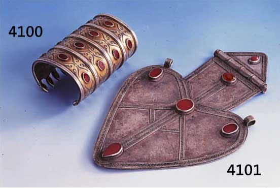ARMSPANGE, TURKMENISTAN UM 1900 ODER FRÜHER, SILBER/SILBERSUD, TEILVERGOLDET, GRAVIERT, UND MIT KARNEOLBESATZ, SEHR GROSS, 7 X 5.5 CM, L. CA. ...