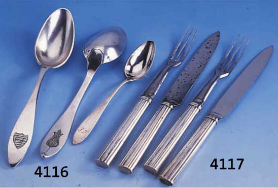 3 GABELN UND 3 MESSER, AUGSBURG 1826 ODER 1810/11, 12-LÖTIG, TNI ODER FMT, ORIG. AR- BEITSTEILE KORRODIERT, SAMMELWÜRDIG