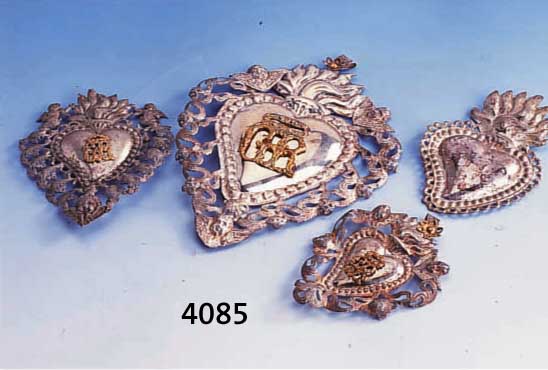 KONVOLUT 4 SILBERVOTIVGABEN: "FLAMMENDE HERZEN", SILBERBLECH GEPRÄGT, Z.T. TEIL- VERGOLDET, Z.T. MIN. BESCH., H CA. 10 - 18 CM