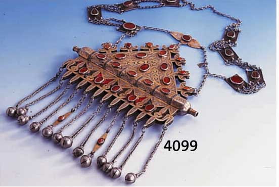 PECTORAL (TUMAR), TURKMENISTAN, UM 1900, SILBER/SILBERSUD, REICH VERZIERT UND ZISEL., KARNEOLBESATZ, RESTE ALTER STOFFVERZIERUNG, KETTEN & ...