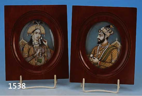 PAAR MINIATUREN, INDIEN, UM 1900, PORTRÄTS DES SCHAH JEHAN I. (ERBAUER DES TADJ MAHAL) UND SEINER FAVORITIN MUMTAZ MAHAL, FEINE GOAUCHEMALEREI AUF ...