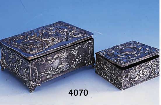 KONVOLUT 2 DECKELDOSEN, DEUTSCH, HANAU, SCHLEISSNER, UM 1900, 800ER SILBER, 1 X DECKEL SCHLIEßT NICHT, FLORAL VERZIERT MIT PUTTEN, CA. 3 X 7 X 8 ...