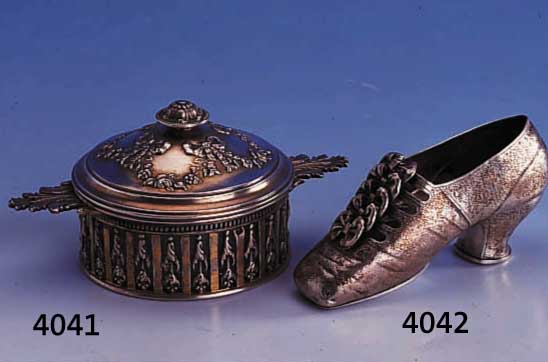 KLEINE DECKELDOSE, FRANKREICH UM 1900, MEISTERMARKE EMILE PUIFORCAT, 950ER SILBER TEILVERGOLDET, LEICHT BERIEBEN, ORIG.GLASEIN- SATZ MIT ...