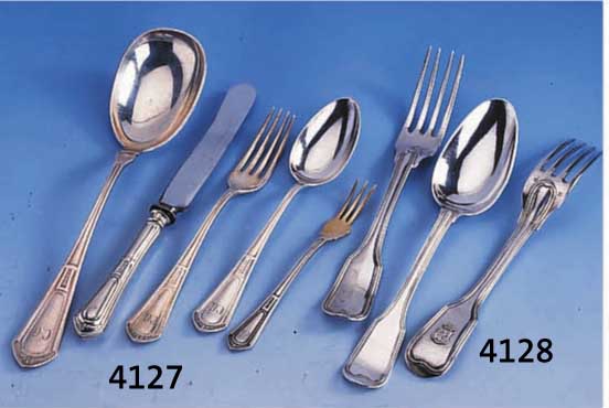 5 LÖFFEL UND 4 GABELN, AUGSBURG 1795-1805, 13LÖTIGES SILBER, SPATENDEKOR MIT FADENMUSTER, TREMOULIERSTICH, RS. AUFGELEGTES ADELSWAPPEN AUF DEN ...