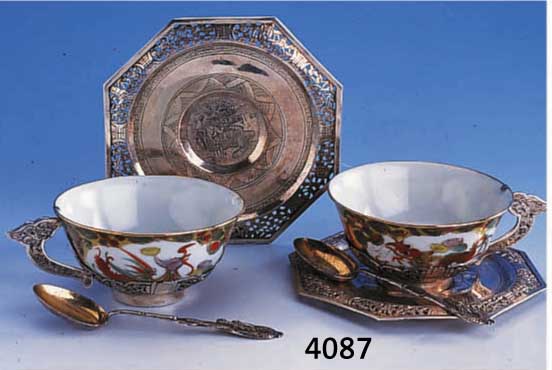 TEE-TASSENPAAR MIT LÖFFELN, CHINA CA. 50ER JAHRE, TASSENSCHALEN PORZELLAN WEIßGRUNDIG, BUNT BEMALT MIT DRACHEN UND PHOENIX, GOLDGE- HÖHT UND ...