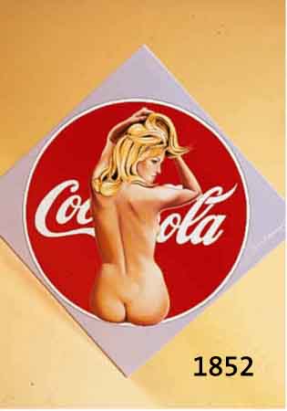 RAMOS, MEL, GEB. 1935, THE PAUSE THAT REFRESHES, EMAILLIERTES STAHLOBJEKT, SIGNIERT UND NUM. 581/1000, CA. 40 X 40 CM