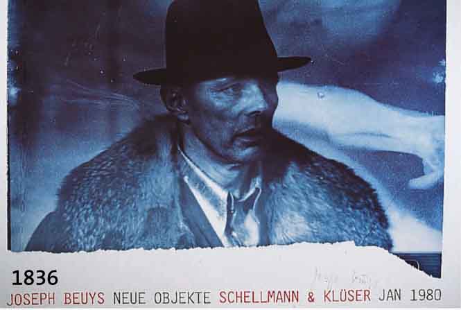 BEUYS, JOSEPH, 1921-1986, PLAKAT ZUR AUSSTELLUNG "NEUE OBJEKTE" BEI SCHELLMANN-KLÜSER 1980, FARBOFFSET, HANDSIGN. CA. 43 X 60 CM