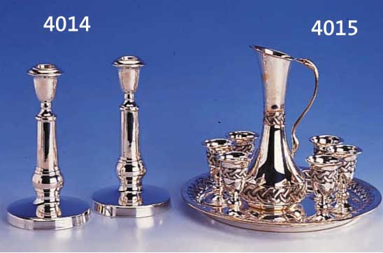 LIKÖRKARAFFE MIT 6 STAMPERLN AUF TABLETT, 900ER SILBER, STIL. KORDELDEKOR, H CA. 20 BZW. 8 CM, TABLETT-DURCHM. CA. 24 CM, TOTAL CA. 720 G