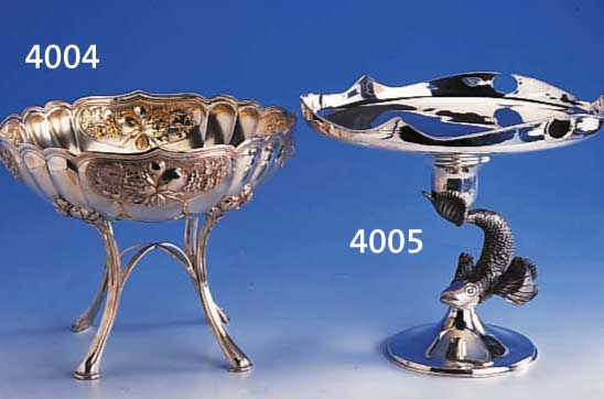 ANBIETSCHALE, 900ER SILBER, TOTAL CA. 1120 G, TREIBARBEIT, STIEL IN FORM EINES PLASTISCHEN FISCHES, H CA. 25 CM, DURCHM. CA. 28.5 CM, PRUNKVOLL, ...