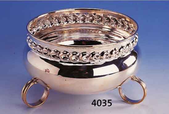 ANBIETSCHALE AUF 3 FÜßEN, 925ER SILBER, RAND MIT STIL. ROCAILLENDEKOR, H CA. 11 CM, D. CA. 18 CM