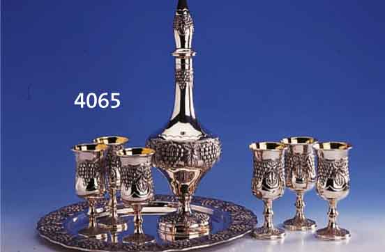 WEINKARAFFE, 6 KELCHE UND 1 TABLETT, 900ER SILBER, INNENVERGOLDET, RELIEF. WEINLAUB - UND TRAUBENDEKOR, KARAFFE H CA. 43 CM, RUN- DES TABLETT D. ...