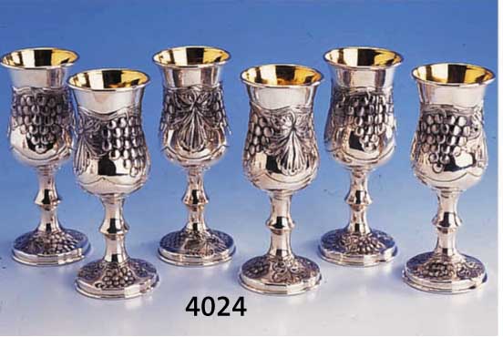 6 KLEINE WEINKELCHE, 900ER SILBER, INNENVERG. RELIEF. WEINLAUB- UND TRAUBENDEKOR, TREIBAR- BEIT, ZISEL., KELCH-H. CA. 14 CM, CA. 710 G