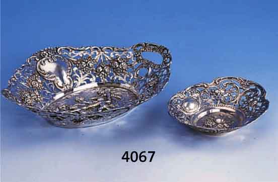 KONVOLUT 2 ANBIETSCHALEN, DEUTSCH, 50ER J., 800ER SILBER, REICH VERZIERT MIT PUTTEN UND FRÜCHTEN, DURCHBRUCHARBEIT, CA. 6 X 25 X 21 CM BZW. 4 X ...