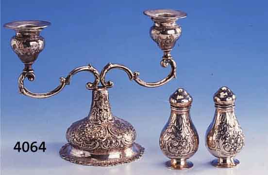 KONVOLUT SALZ UND PFEFFERSTREUER UND KERZEN- LEUCHTER, 800ER SILBER, DEUTSCH, FLORAL VERZIERT, NICHT ZUSAMMENGEHÖREND, ABER PASSEND, ZUS. CA. ...