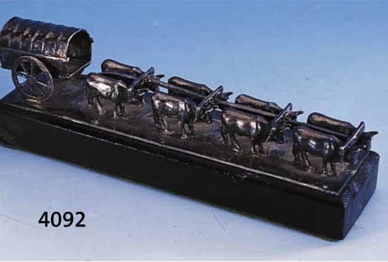BRIEFBESCHWERER/OBJEKT? OCHSENGESPANN VOR PLANWAGEN, 8SPÄNNIG, SILBER, VIETNAM UM 1900/1940, AUF SCHWARZ LACKIERTEM HOLZSOCKEL BEFESTIGT, TOTAL ...